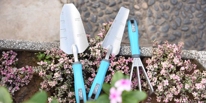 Weather-resistant transplanter hand tool Weather-resistant transplanter hand tool