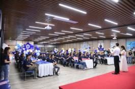 Założyciel nosorożca opowiadający swoją historię przedsiębiorczości i persone...