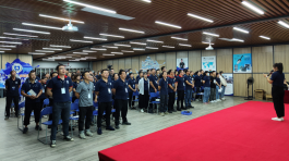 Menedżerowie średniego i wyższego szczebla przechodzą szkolenie z komunikacji...